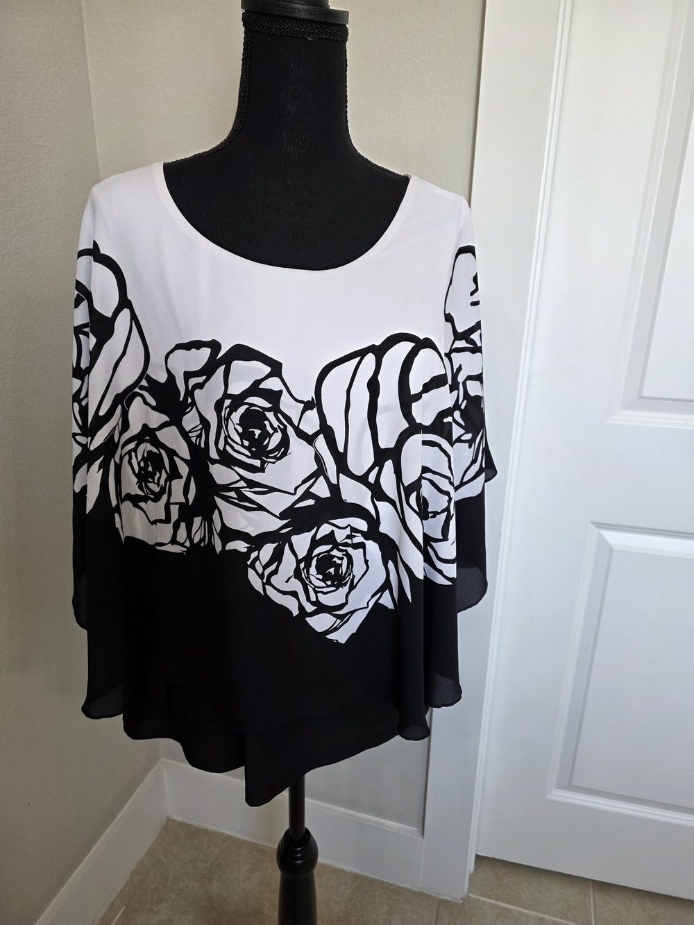 Peter Nygard Black and White Floral Scoop Neck Tunic